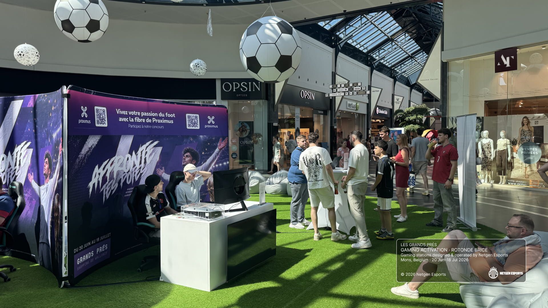 Vue de l'activation gaming installée par Netgen Esports dans la rotonde Brice des Grands Prés à Mons, avec les stations de jeu et les visiteurs.